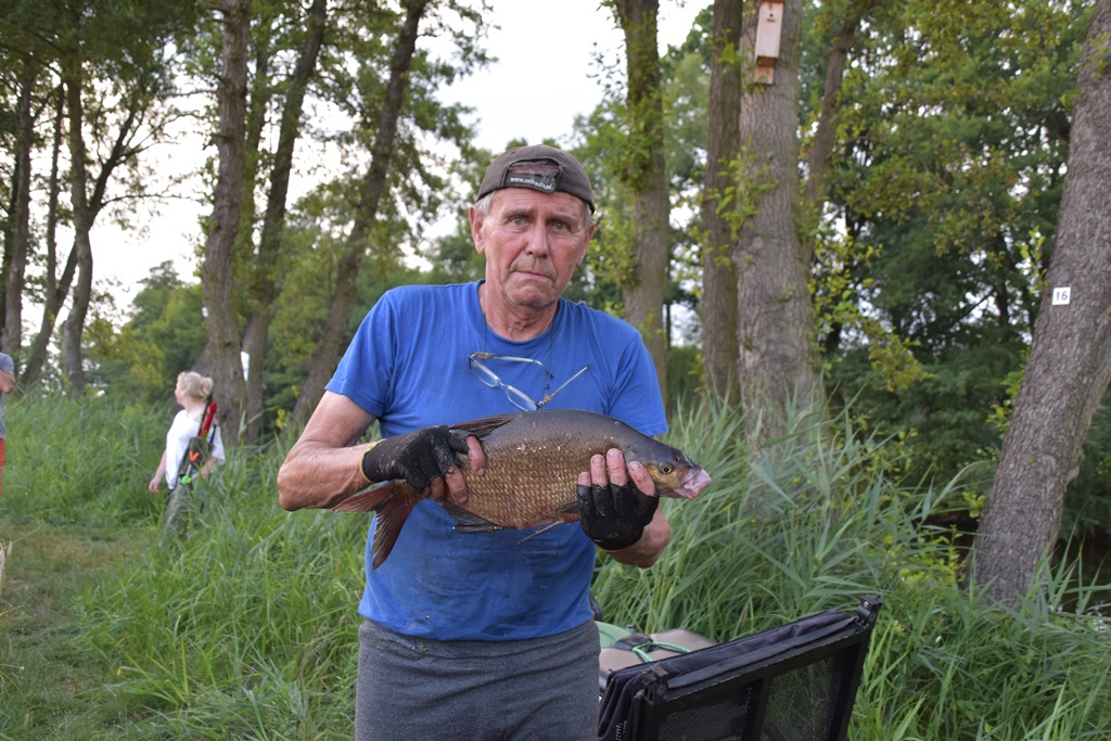 Największą rybę - leszcza o długości 49 centymetrów złowił zwycięzca zawodów - Wiesław Mikołajczyk. 